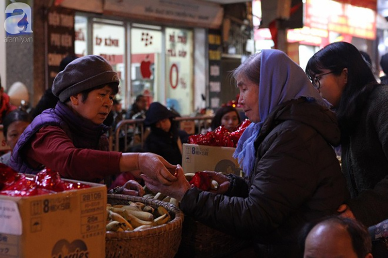 Chùm ảnh: Hàng nghìn người dân đổ về chùa Phúc Khánh cúng sao giải hạn đầu năm